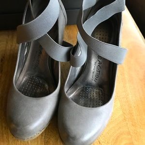 Kenneth Cole Reaction, Grey leather wedge w/ elastic straps 5 Do Tell Le
